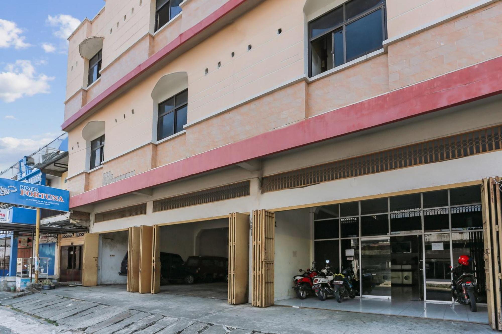 Oyo 93046 Hotel Fortuna Parepare Exteriér fotografie